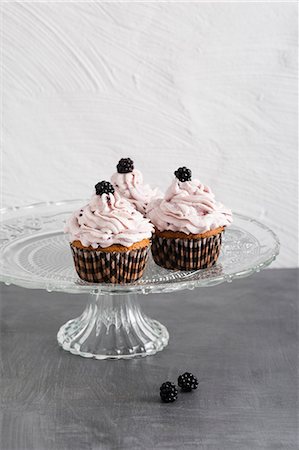 simsearch:659-06903190,k - Cupcakes with blackberries and blackberry cream Stock Photo - Premium Royalty-Free, Code: 659-08420133
