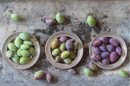simsearch:659-06373112,k - Young green and purple plums on metal plates (seen from above) Stock Photo - Premium Royalty-Free, Code: 659-08420161