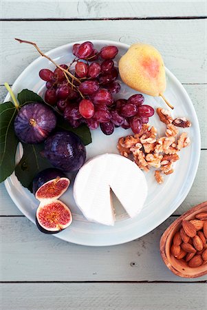 simsearch:659-07069466,k - Brie with figs, grapes, pears and walnuts on a plate Photographie de stock - Premium Libres de Droits, Code: 659-08420252