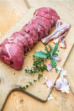 simsearch:659-06188604,k - Ready-to-cook beef roulade with ingredients on a wooden chopping board Stock Photo - Premium Royalty-Free, Code: 659-08420268