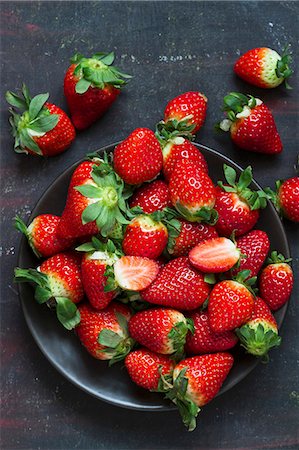 simsearch:659-08419643,k - Fresh strawberries on a black plate Stock Photo - Premium Royalty-Free, Code: 659-08512836