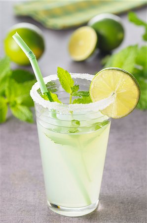 simsearch:659-08147489,k - A Mojito (cocktail made with rum, lime juice and mint leaves) Stockbilder - Premium RF Lizenzfrei, Bildnummer: 659-08512886