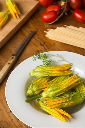 simsearch:659-06306291,k - An arrangement of courgette flowers Stock Photo - Premium Royalty-Free, Code: 659-08513017
