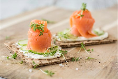 Crispbread topped with smoked salmon, cucumber and cress Stock Photo - Premium Royalty-Free, Code: 659-08513057