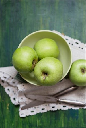 simsearch:659-07610418,k - A bowl of green apples Stock Photo - Premium Royalty-Free, Code: 659-08513061