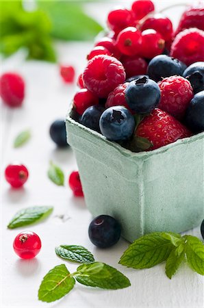 strawberry - Fresh berries berries and fresh mint leaves in a cardboard punnet Stock Photo - Premium Royalty-Free, Code: 659-08513108