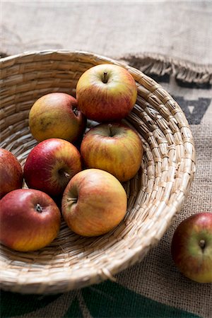 sack - Red and yellow apples in a wicker bowl Stock Photo - Premium Royalty-Free, Code: 659-08513133