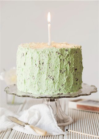 Mint chocolate cake with chocolate chips and a candle Photographie de stock - Premium Libres de Droits, Code: 659-08513199