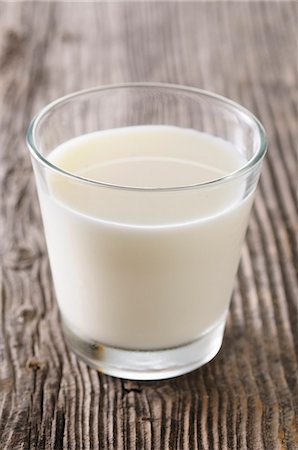 simsearch:659-07027183,k - A glass of milk on a wooden surface Stock Photo - Premium Royalty-Free, Code: 659-08513277