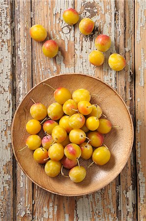 simsearch:659-06373112,k - Yellow plums on a wooden plate and next to it Stock Photo - Premium Royalty-Free, Code: 659-08513299