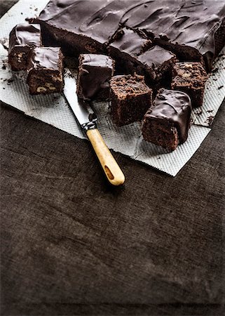 simsearch:659-06373404,k - Brownies on kitchen paper with a knife Stock Photo - Premium Royalty-Free, Code: 659-08895230