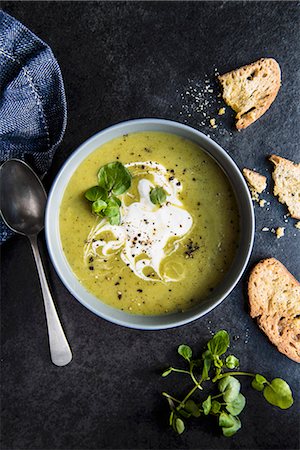 A bowl of pea and watercress soup with sour cream and bread Stock Photo - Premium Royalty-Free, Code: 659-08895427