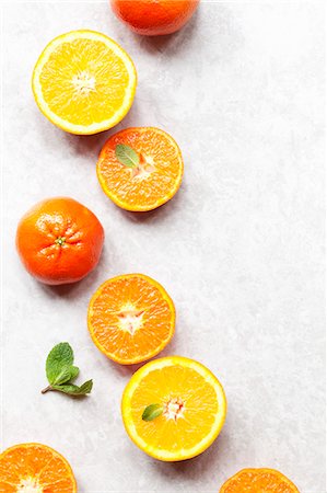 simsearch:700-00015318,k - Oranges, Clementines and mint Photographie de stock - Premium Libres de Droits, Code: 659-08895449