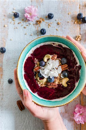 shabby - A smoothie bowl with berries and nuts Stock Photo - Premium Royalty-Free, Code: 659-08895566