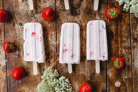 simsearch:659-08418689,k - Buttermilk and strawberry ice lolly Stock Photo - Premium Royalty-Free, Code: 659-08895567