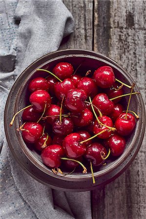simsearch:659-06373112,k - Fresh cherries in a bowl (seen from above) Stock Photo - Premium Royalty-Free, Code: 659-08896074