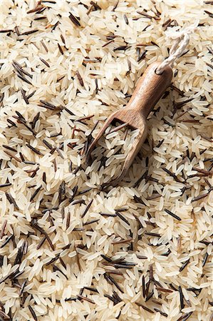 simsearch:659-06306291,k - White and wild rice with wooden scooper (seen from above) Stock Photo - Premium Royalty-Free, Code: 659-08896153