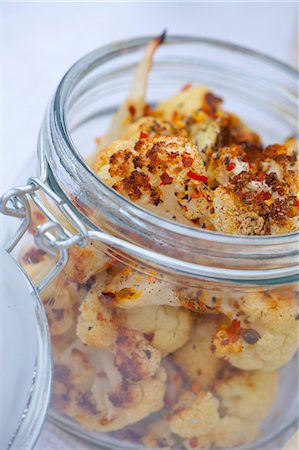 Oven-roasted cauliflower in a flip-top glass jar for a picnic Stock Photo - Premium Royalty-Free, Code: 659-08896174