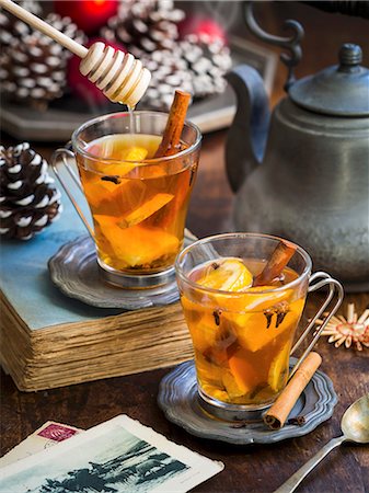 simsearch:659-08147489,k - Hot winter spiced tea on a Christmas background Stockbilder - Premium RF Lizenzfrei, Bildnummer: 659-08896217
