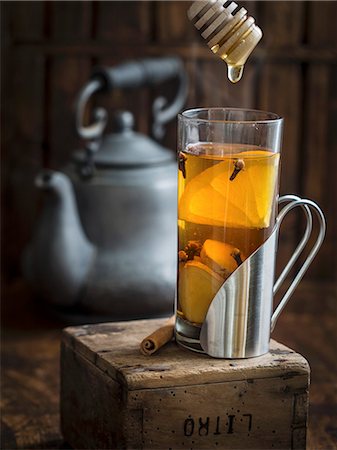 simsearch:659-08147489,k - Cup of hot winter spiced tea with honey on a rustic background Stockbilder - Premium RF Lizenzfrei, Bildnummer: 659-08896218