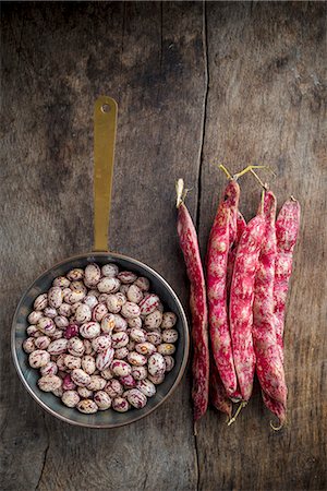 Shelled and Whole Borlotti Beans on Wooden Board Stock Photo - Premium Royalty-Free, Code: 659-08896236