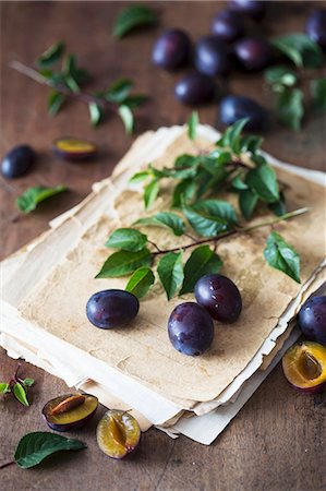Plums and an old recipe notebook Stock Photo - Premium Royalty-Free, Code: 659-08896245