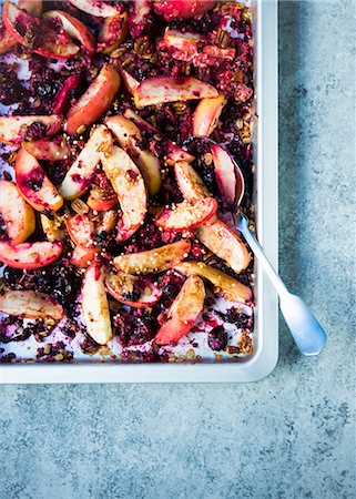 simsearch:659-07069466,k - Slices of apples baked with fresh berries, oats, quinoa and pecan nuts on a baking tray Photographie de stock - Premium Libres de Droits, Code: 659-08896357