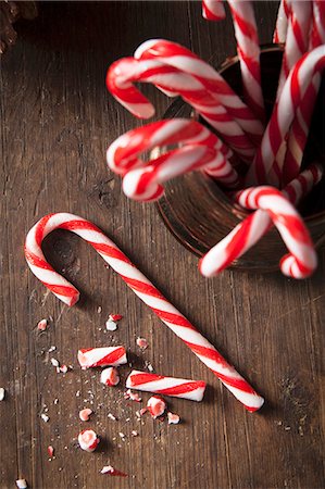 simsearch:659-07069631,k - Christmas candy canes in a gold traditional mug and one cane on a rustic wooden surface Stock Photo - Premium Royalty-Free, Code: 659-08896352