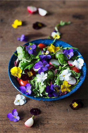 simsearch:659-06901837,k - Spring salad with radishes and edible flowers Stock Photo - Premium Royalty-Free, Code: 659-08896416
