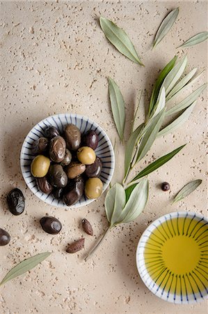 simsearch:659-08147216,k - Olives with an olive branch and olive oil, view from above Stock Photo - Premium Royalty-Free, Code: 659-08896453
