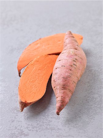 simsearch:659-07029044,k - Sweet potatoes, whole and halved Stock Photo - Premium Royalty-Free, Code: 659-08896599
