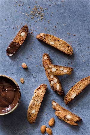 Whole wheat almond biscotti Photographie de stock - Premium Libres de Droits, Code: 659-08896865