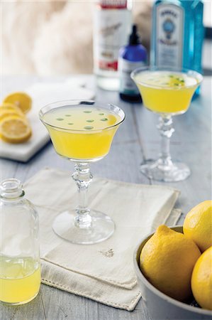 simsearch:659-08147489,k - Ginger lime saffron gin cocktail with olive oil garnish Stockbilder - Premium RF Lizenzfrei, Bildnummer: 659-08896956