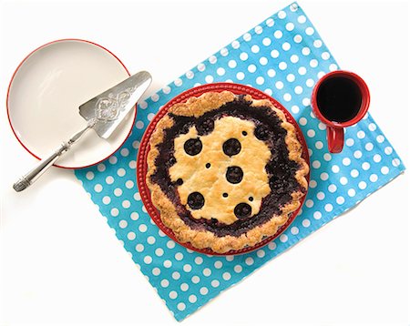 simsearch:659-06373112,k - Blueberry pie from above on polka dot placemat with coffee Stock Photo - Premium Royalty-Free, Code: 659-08896961