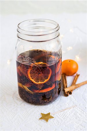 simsearch:659-08147489,k - Homemade rum punch with clementines, raisins, cinnamon and lemon zest in a glass jar Stockbilder - Premium RF Lizenzfrei, Bildnummer: 659-08897058