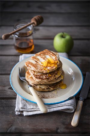 simsearch:659-01850806,k - A stack of apple pancakes with honey. Stock Photo - Premium Royalty-Free, Code: 659-08897198