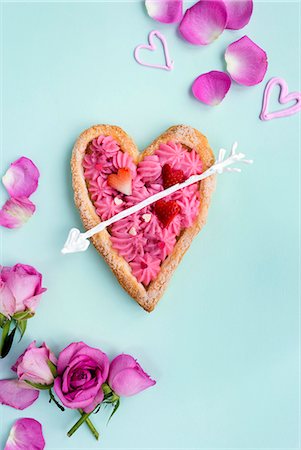 simsearch:659-06903182,k - Heart shaped puff pastry tart filled with rose pastry cream for Valentine's Day Foto de stock - Sin royalties Premium, Código: 659-08897221