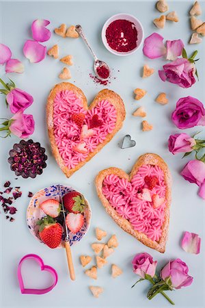 simsearch:659-06903182,k - Valentine's day puff pastry tart with rose pastry cream, strawberries and sprinkles Foto de stock - Sin royalties Premium, Código: 659-08897223