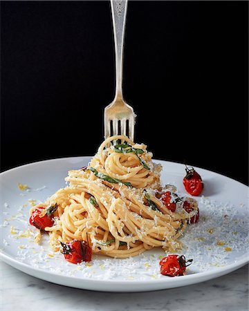 fork with noodles - Spaghetti al limone with blistered cherry tomatoes Stock Photo - Premium Royalty-Free, Code: 659-08897233