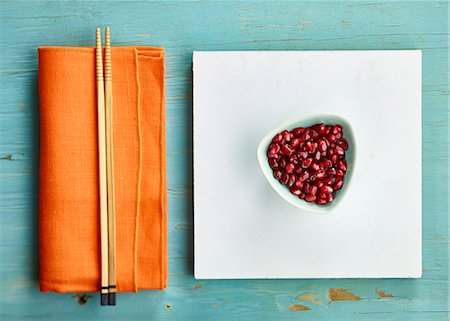 simsearch:700-00015318,k - Pomegranate seeds with minimalist styling Photographie de stock - Premium Libres de Droits, Code: 659-08897281