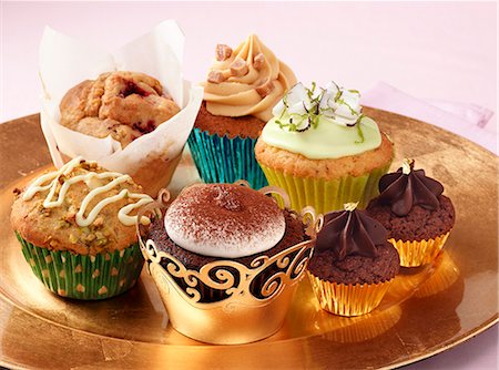 simsearch:659-06903182,k - A selection of different luxury cupcakes on a gold plate sitting on a pink background Foto de stock - Sin royalties Premium, Código: 659-08897307