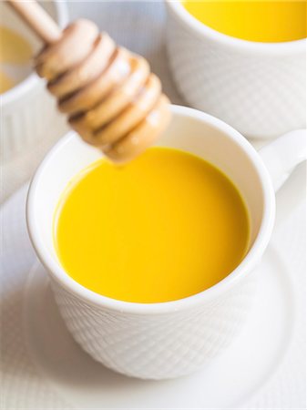 food or drink - Homemade vegan golden milk with honey Photographie de stock - Premium Libres de Droits, Code: 659-08897318
