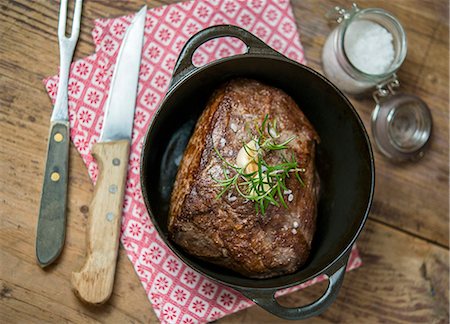 simsearch:659-07739811,k - Roast beef with rosemary and garlic in a pot Stock Photo - Premium Royalty-Free, Code: 659-08904234