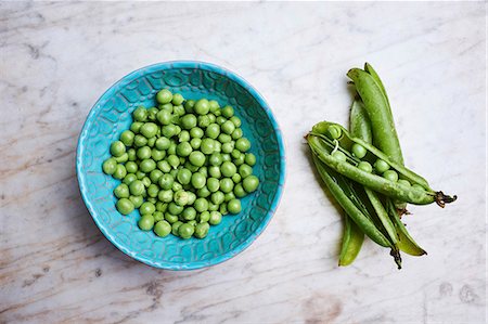 releasing - Peas and pea pods Stock Photo - Premium Royalty-Free, Code: 659-08904671