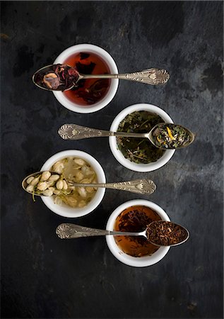 parecchi - Various types of tea on vintage spoons over bowls (seen from above) Fotografie stock - Premium Royalty-Free, Codice: 659-08904714