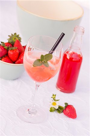 simsearch:659-06901837,k - Champagne with ice and rhubarb and strawberry syrup Stock Photo - Premium Royalty-Free, Code: 659-08905027