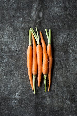 simsearch:400-06864386,k - Five baby carrots next to each other on a grey surface Stock Photo - Premium Royalty-Free, Code: 659-08905189