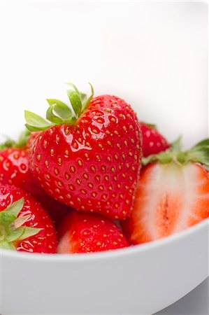 simsearch:659-06186270,k - A bowl of strawberries (close-up) Stock Photo - Premium Royalty-Free, Code: 659-08905231