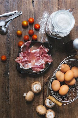 simsearch:659-08147216,k - An arrangement of ingredients for tomato quiche with ham and mushrooms Stock Photo - Premium Royalty-Free, Code: 659-08905278