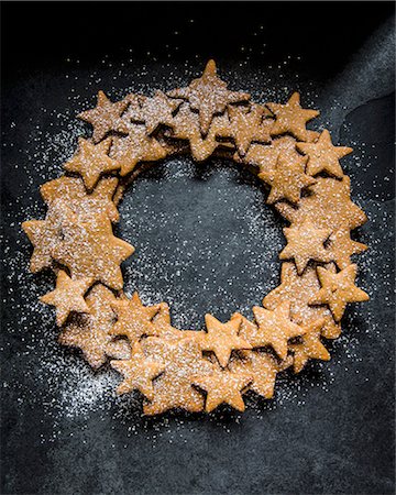 A wreath made of gingerbread stars dusted with icing sugar (seen from above) Stock Photo - Premium Royalty-Free, Code: 659-08905408
